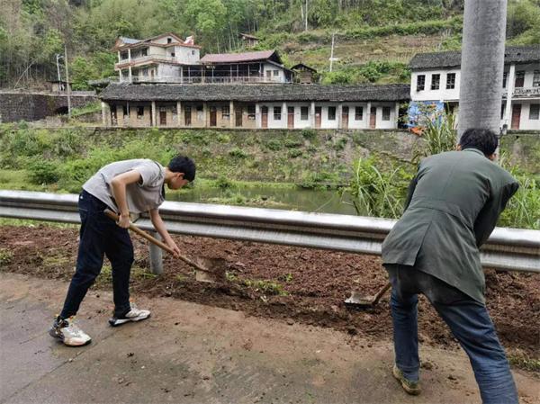 辰溪县龙泉岩乡：“五一”期间不打烊 人居环境整治忙