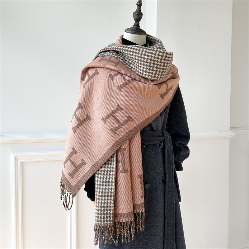 秋冬字母仿羊绒围巾